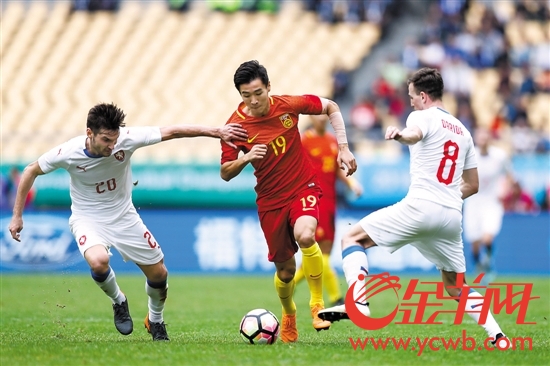 中国队员韦尔豪（中）带球突破